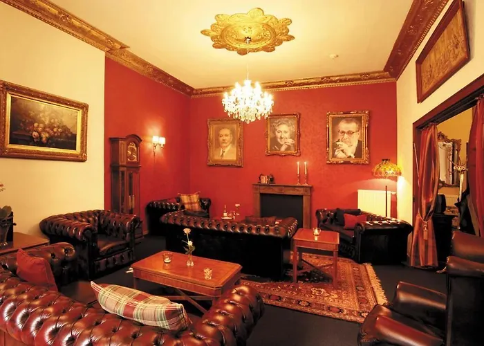 מלון Eifelkrimihotel 3*